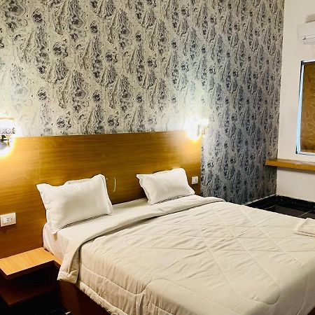 Hotel B P Emerald Mathura Dış mekan fotoğraf