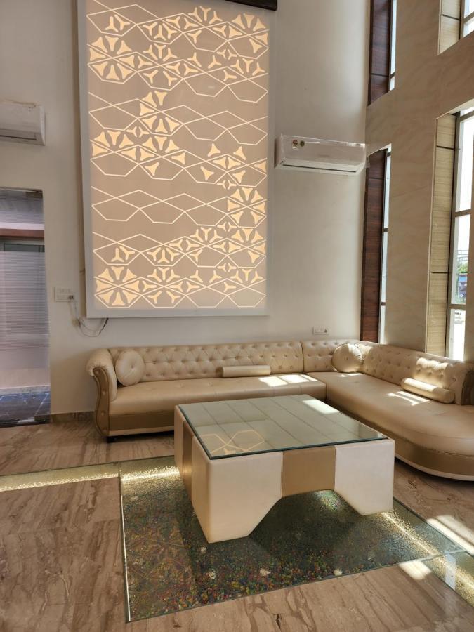 Hotel B P Emerald Mathura Dış mekan fotoğraf